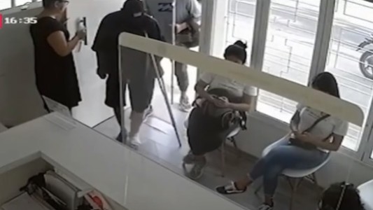 Rosario: Con yeso y muletas, entró a un consultorio y asaltó a todos