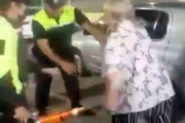 Video: una mujer se resistió a un control de alcoholemia y atacó a los agentes con un cono