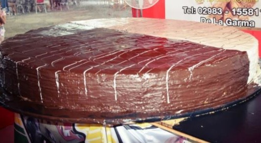 Preparan un alfajor de 600 kilos como atractivo turístico en un pueblo bonaerense