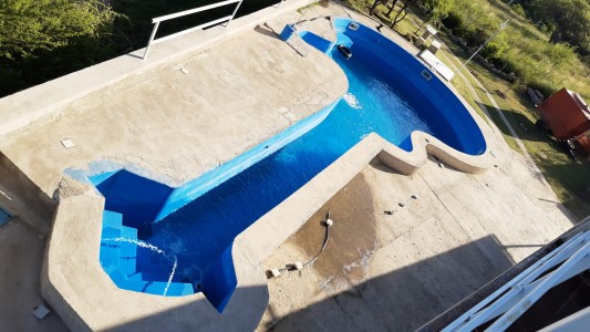 La pileta "rockera" con forma de guitarra