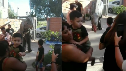 Un dinosaurio tenía que animar la fiesta, pero era tan real que espantó a los niños