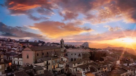 30 rosarinos compraron casas “a un euro” para repoblar una localidad italiana