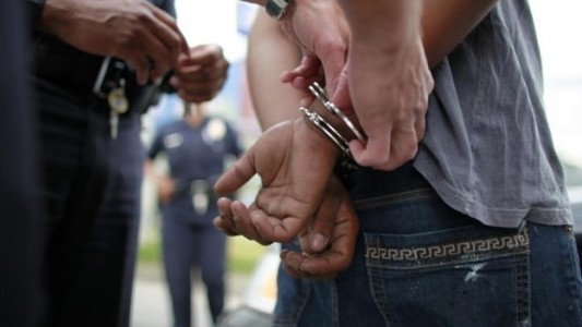 Asesinato en un cumpleaños: entregó a su hijo de 17 años, sospechoso del crimen