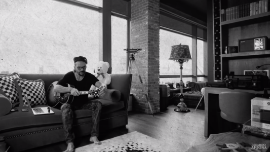 Ricardo Arjona publicó su esperado libro con CD doble Blanco y Negro