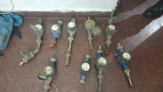Detuvieron a un hombre en Santo Tomé tras robar nueve medidores de agua