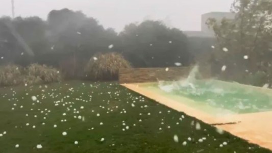 Video: El granizo hizo olas en una pileta de Roldán