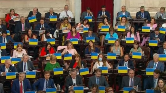 Para cuestionar al Gobierno, el bloque de Juntos por el Cambio llenó el Congreso de banderas de Ucrania