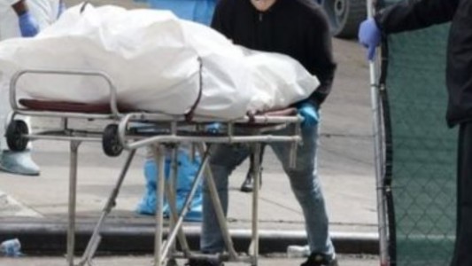 Llevó a su mamá muerta al hospital y dijo que se había descompensado: lo detuvieron por homicidio