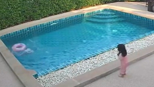 Video: el momento que una nena de 3 años salva a su hermana que se estaba ahogando en la pileta