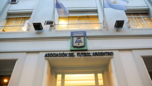 AFA y Agremiados pedirán que los futbolistas argentinos que dejaron Ucrania puedan jugar en el país