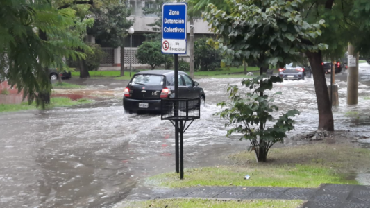 El cielo se oscureció y diluvia en la ciudad: Hay calles anegadas