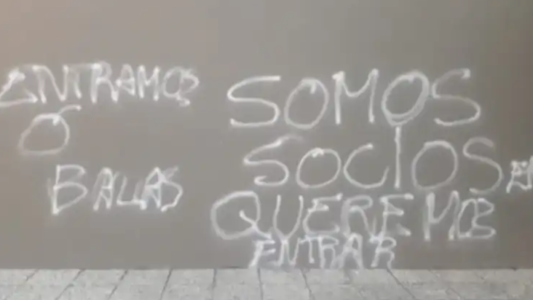 Aparecieron pintadas amenazantes en las oficinas de Luis Spahn