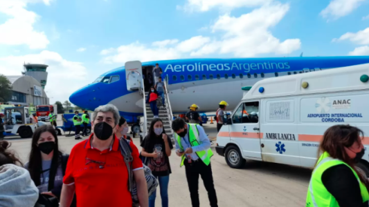 Video: el pánico de los pasajeros de un avión de Aerolíneas que entró en emergencia