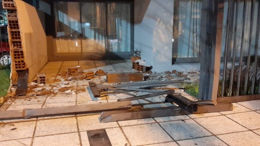 Una persona chocó con su camioneta contra una casa, destrozó el ingreso y se dio a la fuga