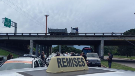 Inseguridad: Taxistas y remiseros autoconvocados cortan el Puente Carretero
