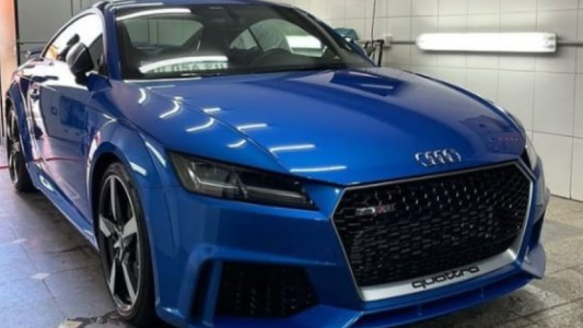 Manejaba un Audi sin documentación y chocó a una inspectora en un control