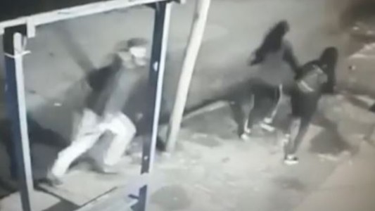 Video: Motochorros roban a una mujer y su hija en una parada de colectivo