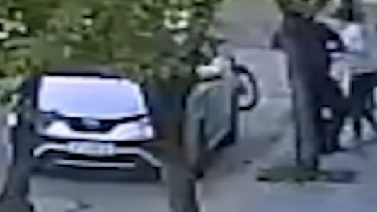 Motochorros le robaron el auto a un jubilado y casi lo atropellaron durante el escape - #REC