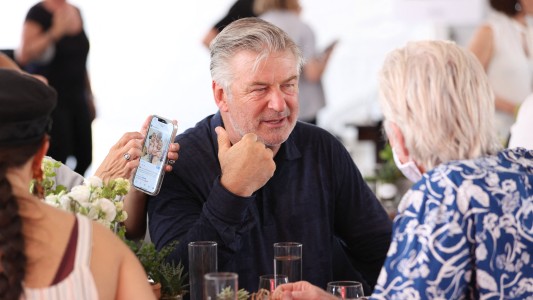 Alec Baldwin aseguró que Halina Hutchins le explicó como manipular el arma que acabó con su vida