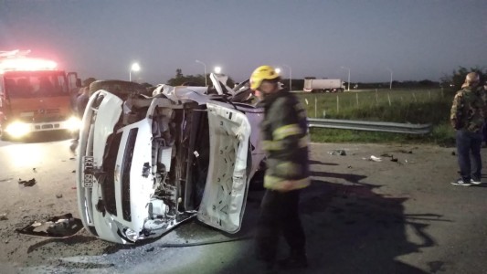 Timbúes: tres muertos y cuatro heridos en fatal vuelco de un auto en la autopista
