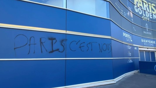 Tras abucheos a Messi y Neymar, instalaciones del PSG amanecieron con insultos