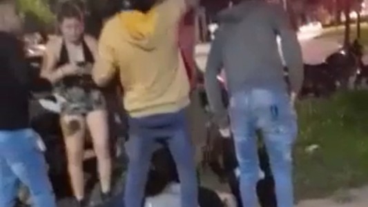 Video: la desesperación de jóvenes al ver al joven muerto a la salida del boliche