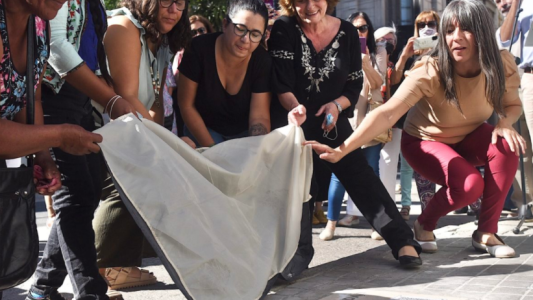 Se inauguró la primera baldosa que rescata las Memorias Urbanas Feministas