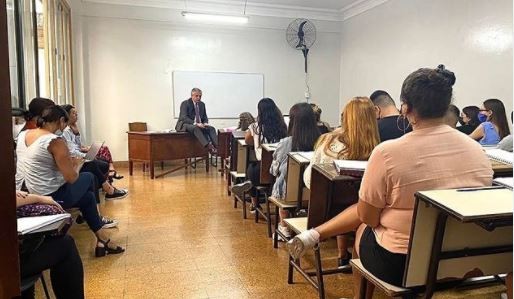 El Presidente volvió a dar clases presenciales en la UBA y celebró el "reencuentro" en el aula
