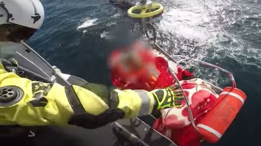 Impresionante rescate de un pescador en alta mar que sufrió una fractura expuesta en un brazo