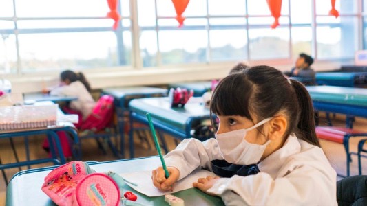 Perotti confirmó que el barbijo continuará siendo obligatorio en las escuelas