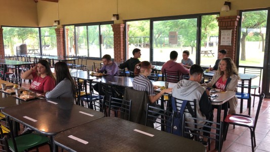Con precio promocional y un innovador sistema, reabrieron los comedores de la UNL