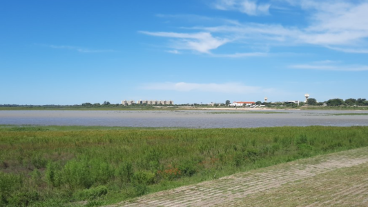 El río Paraná se mantiene por encima del metro en el puerto local