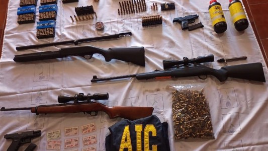 Granadero Baigorria: lo investigan por violencia de género y le descubrieron un arsenal