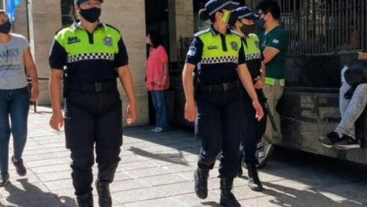 Directora de una escuela denunció a una mujer por golpear a su hijo frente a todos y la detuvieron