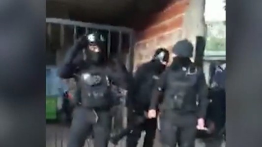 Buscaban a un ladrón, allanaron por error una casa vecina y atemorizaron a una familia