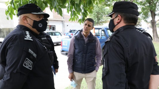Municipio y provincia realizaron operativos preventivos en barrio Los Hornos.