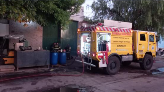 Se incendió una fábrica de snacks en barrio Santa Lucía