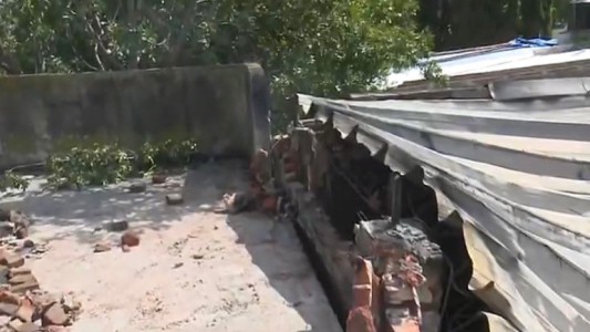 La vecina que vive próxima a la fábrica que se incendió no puede ingresar a su domicilio