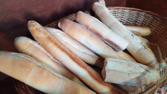 El gobierno acordó retrotraer a febrero los precios del pan y la harina