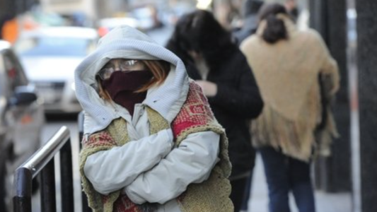 A abrigarse: El fuerte viento sur hizo bajar de golpe la temperatura en la ciudad