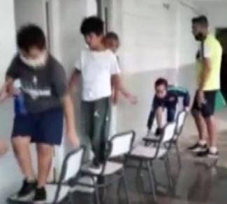 Escuela inundada en Rosario: los alumnos se trasladan a través de un camino hecho con sillas