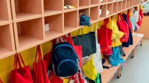 Un nene de 4 años encontró desnuda a la maestra con un policía en un jardín de infantes: "Le vi la cola a la seño"