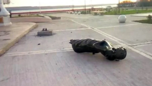 En medio de la interna oficialista, el Presidente repudió el ataque a la estatua de Cristina Kirchner en Río Gallegos