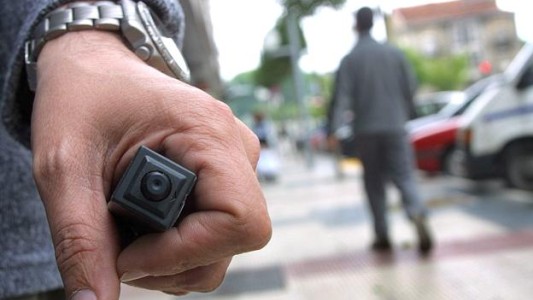 Reeducación emocional para el hombre que instaló una cámara en la calle para vigilar a su expareja
