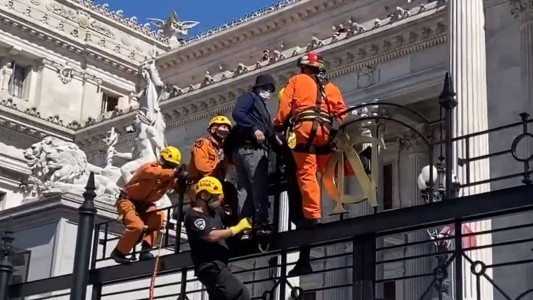 Se encadenó al Congreso y denunció que existen armas que controlan la mente