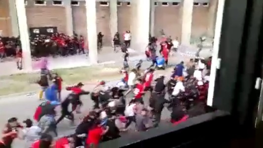 Balearon a un hincha de Peñarol y a dos policías en la cancha de Colón