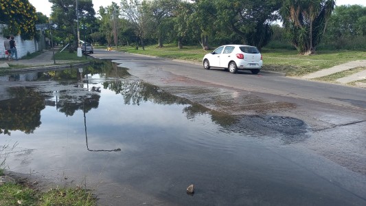 Barrio El Pozo: Reclamo de vecinos por pérdida de agua en calles y anegamientos