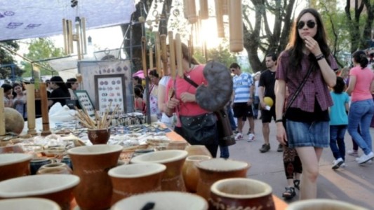 Sigue firme la “Feria del Sol y la Luna” en la Plaza Pueyrredón para este fin de semana