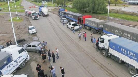 Sigue el paro de transportistas de granos en reclamo de un aumento de tarifas