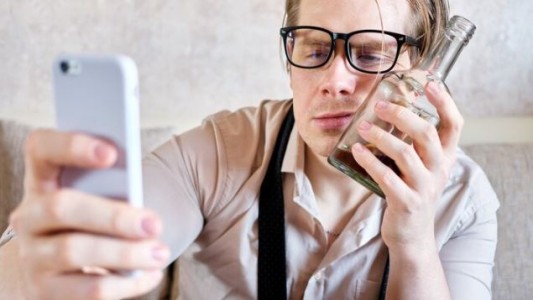 Se viene una app que evita mandar mensajes por Whatsapp estando borracho